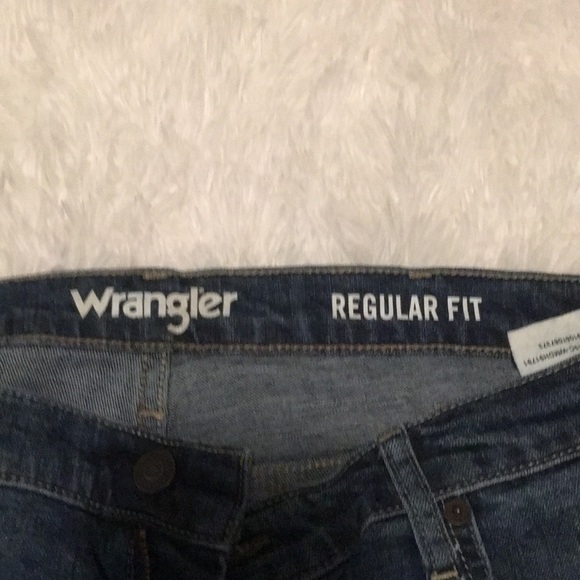 Wrangler 38 x 30 Regular Fit Dark Wash Jeans - Picture 4 of 8